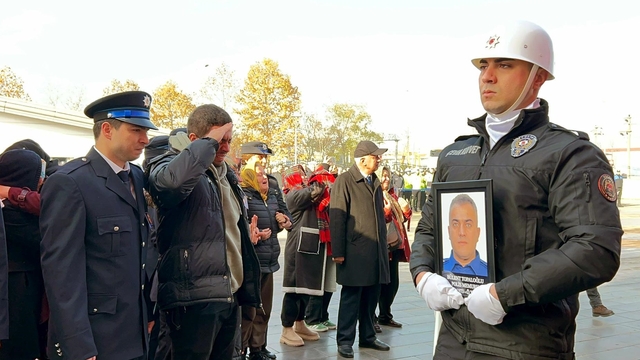 Hayatını kaybeden polis babaya, oğlundan 'selamlı' uğurlama