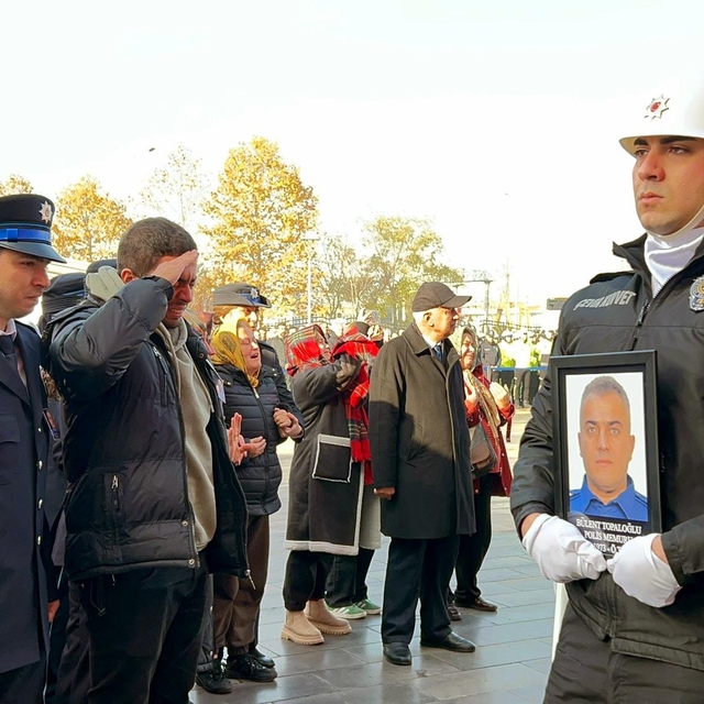 Hayatını kaybeden polis babaya, oğlundan 'selamlı' uğurlama