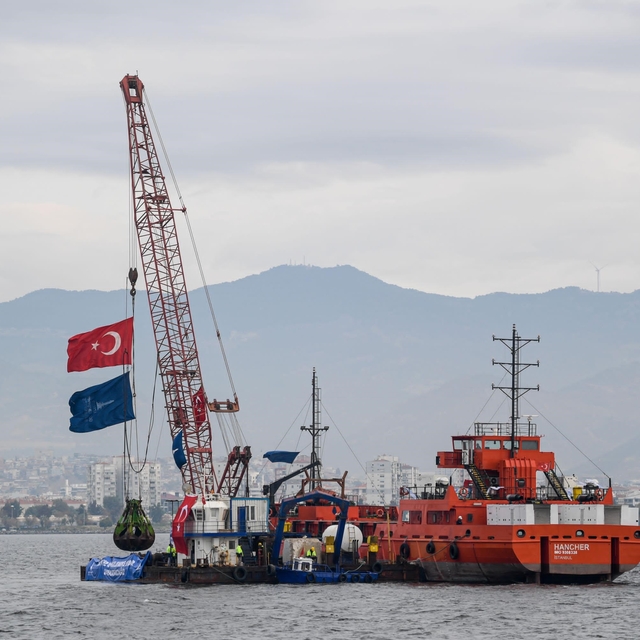 İzmir Körfezi'nde dip tarama ve çamur çıkarma çalışması başlatıldı