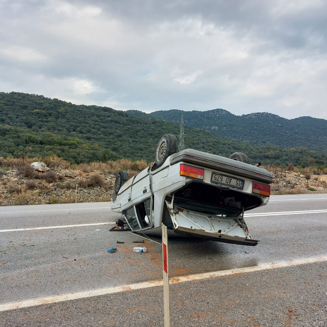 Demre'de takla atan otomobildeki 3 kişi yaralandı