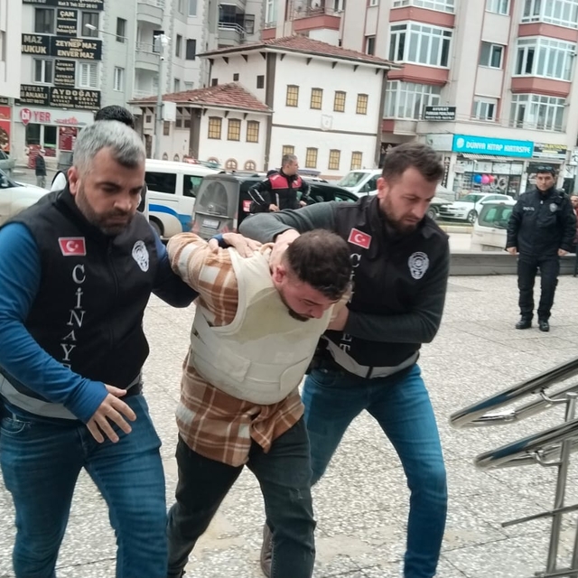 Husumetlisini öldürdü, polise teslim oldu (2)
