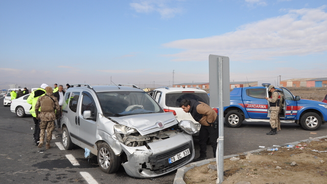 Kars'ta hafif ticari araç ile otomobil çarpıştı, 1'i çocuk 4 kişi yaralandı