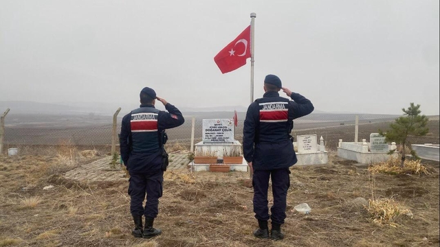 Yozgat'ta jandarma ekipleri şehit mezarlarının bakım ve onarımını yaptı