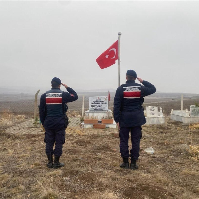 Yozgat'ta jandarma ekipleri şehit mezarlarının bakım ve onarımını yaptı
