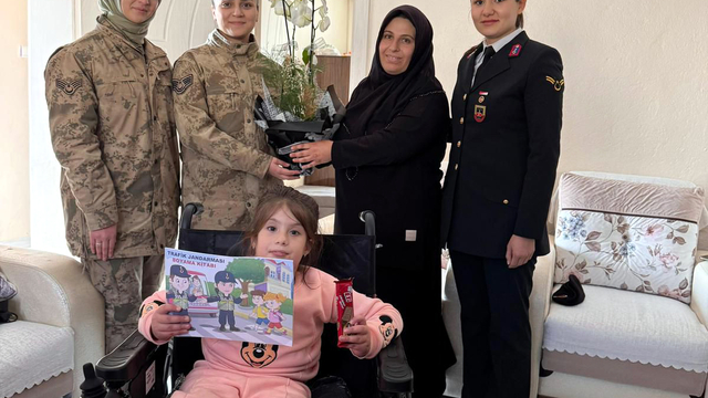 Jandarma ekiplerinden engelli Melek'e akülü tekerlekli sandalye