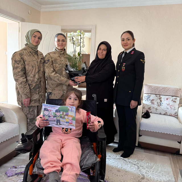 Jandarma ekiplerinden engelli Melek'e akülü tekerlekli sandalye