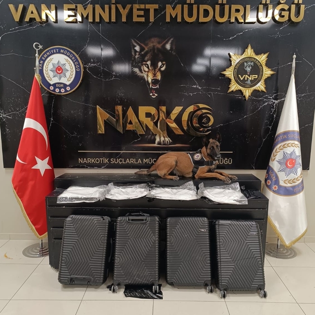 Uçağa uyuşturucuyla binmeye çalışırken yakalandılar