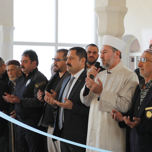 Hatay'da hayırseverin desteğiyle yapılan cami ibadete açıldı