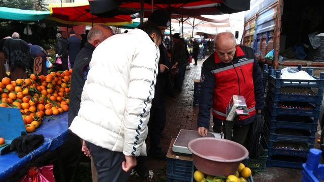 Zabıtalar pazar yerlerinde ölçü ayar ve etiket denetimi yaptı