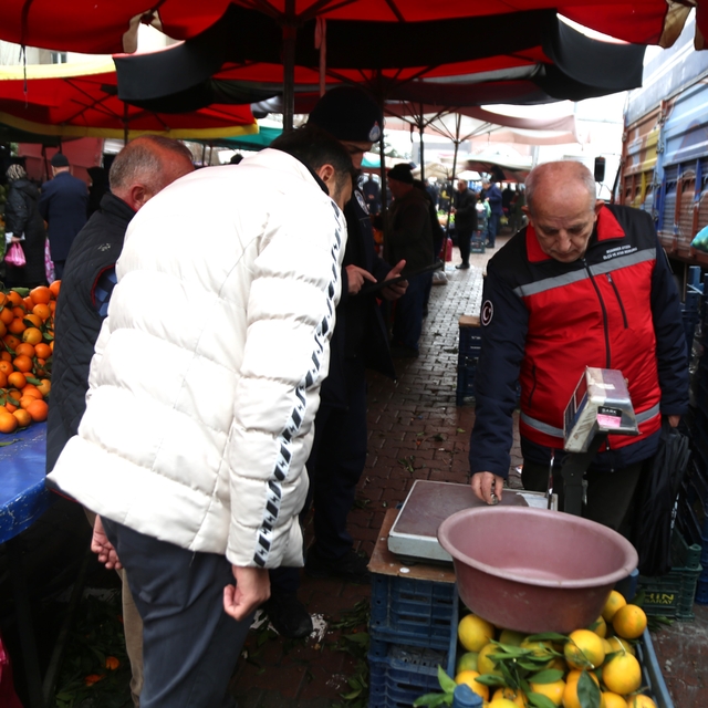 Zabıtalar pazar yerlerinde ölçü ayar ve etiket denetimi yaptı