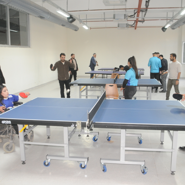 Şırnak Barosu avukatları ile engelli bireyler masa tenisi turnuvasında yarı...