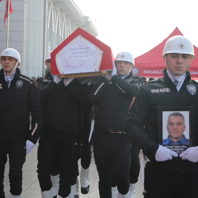 Kocaeli'de kalp yetmezliğinden hayatını kaybeden polis memuru için tören dü...