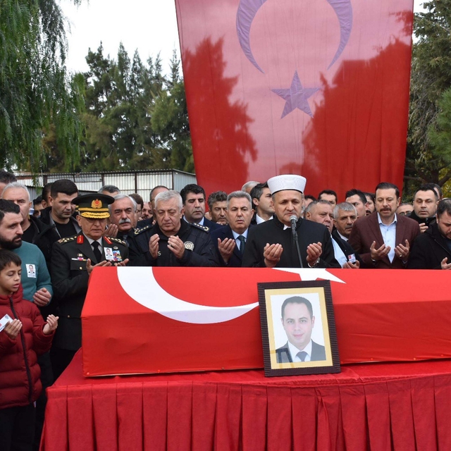 Seferihisar'daki saldırıda yaralanan polis memuru şehit oldu (2)