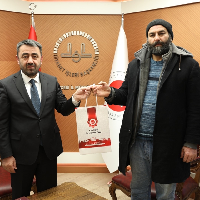 Bulduğu para dolu çantayı din görevlisine teslim etti