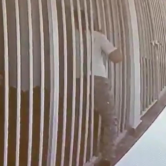 Gözaltındaki organizatör, demir parmaklıkları esnetip nezarethaneden kaçtı;...