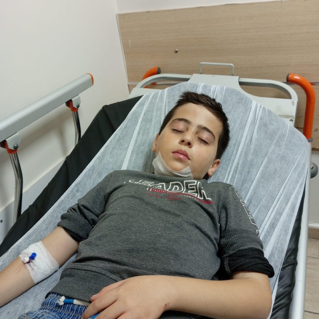 Sokak köpeklerinin saldırısından kaçan Yağız, demir korkuluklardan atlarken...