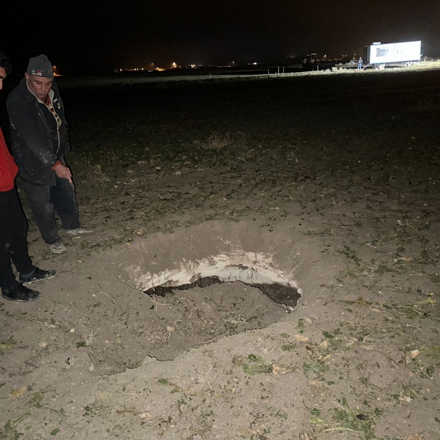 Konya'da pancar sökümü sırasında tarlada obruk oluştu