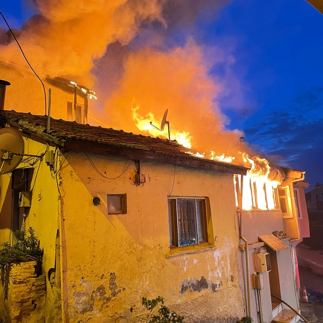 Bursa'da çıkan yangında 5 ev zarar gördü