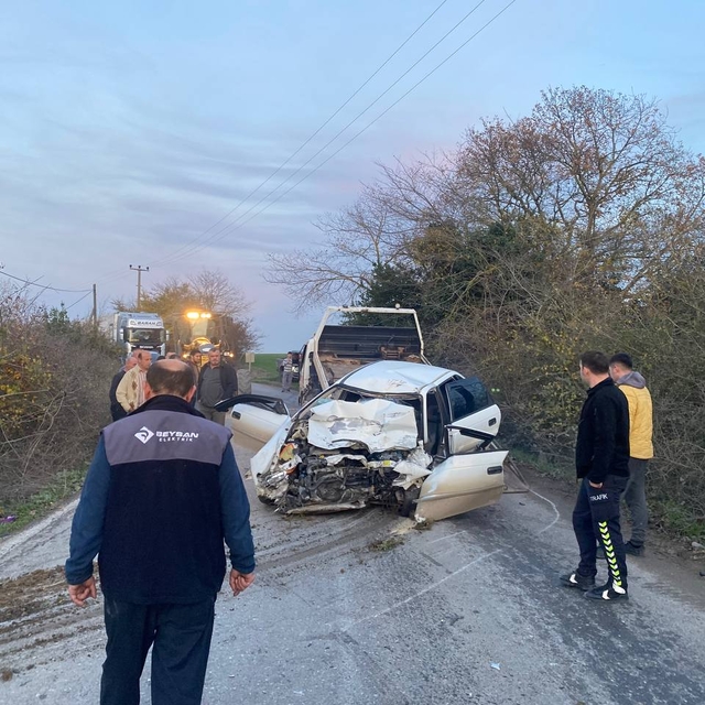 Sakarya'da kamyonla çarpışan otomobildeki anne ve oğlu öldü