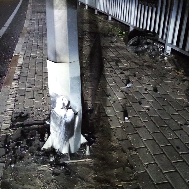 Bursa'da, aydınlatma direğine çarpan motosikletli ağır yaralandı