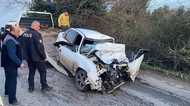 Sakarya'da tavuk yüklü kamyonla çarpışan otomobildeki anne- oğul öldü