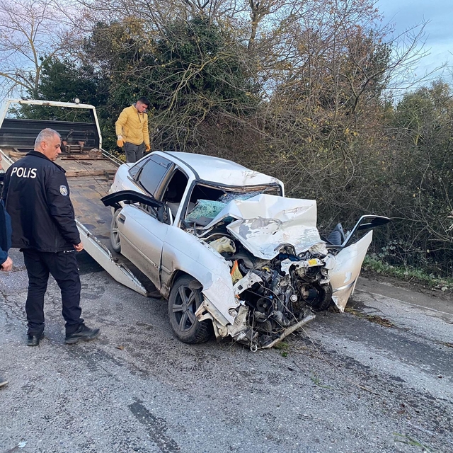 Sakarya'da tavuk yüklü kamyonla çarpışan otomobildeki anne- oğul öldü