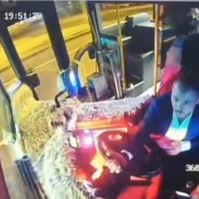 Özel halk otobüsünde fenalaşan yolcuyu hastaneye yetiştirdi; o anlar kamera...