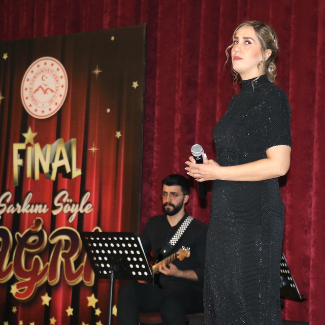 Ağrı'nın genç yetenekleri müzik yarışmasında hünerlerini gösterdi