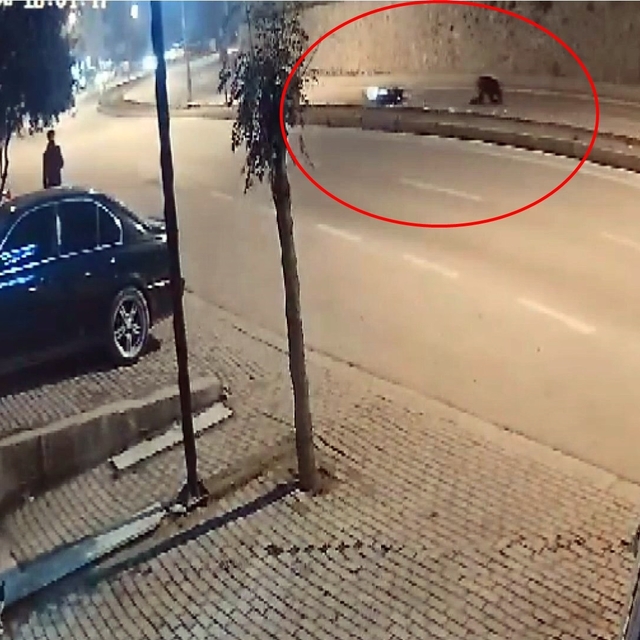 Devrilen motosikletinden düşüp, tekrar binerek yoluna devam etti; kaza kame...