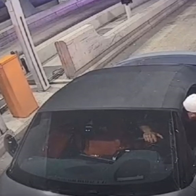 Çaldıkları otomobili parçalamakla tehdit edip, sahibinden 1 milyon TL aldıl...