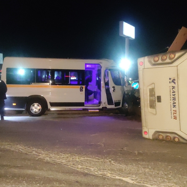 Bursa'da 2 işçi servisi çarpıştı: 20 yaralı