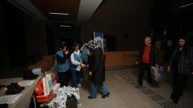 Konseri izlemek için bilet değil, köy okullarındaki çocuklara bot aldılar