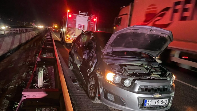 Pamukova'da bariyere çarpan otomobildeki 1 kişi yaralandı