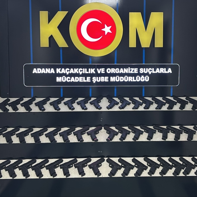 Adana'da bir araçta 50 ruhsatsız tabanca ele geçirildi