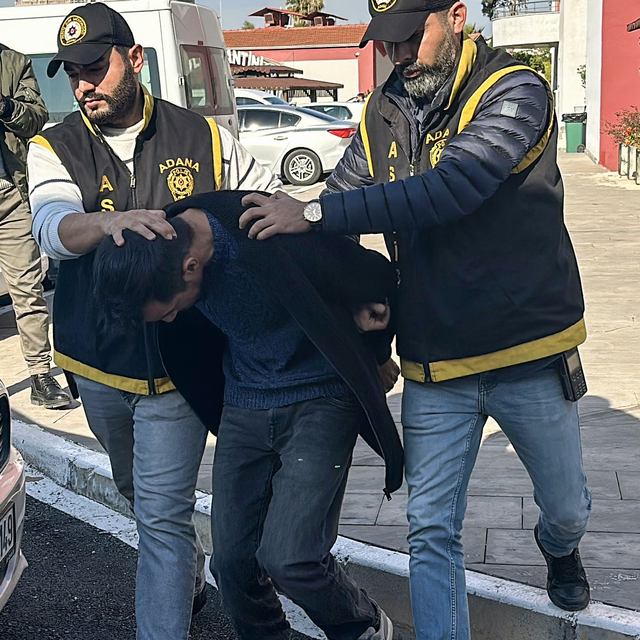 Adana'da site girişini ateşe verip görevliyi silahla tehdit eden 2 zanlı tu...