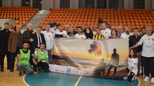 Kocaeli'de protokol üyeleri ile engelli bireyler futsal maçı yaptı