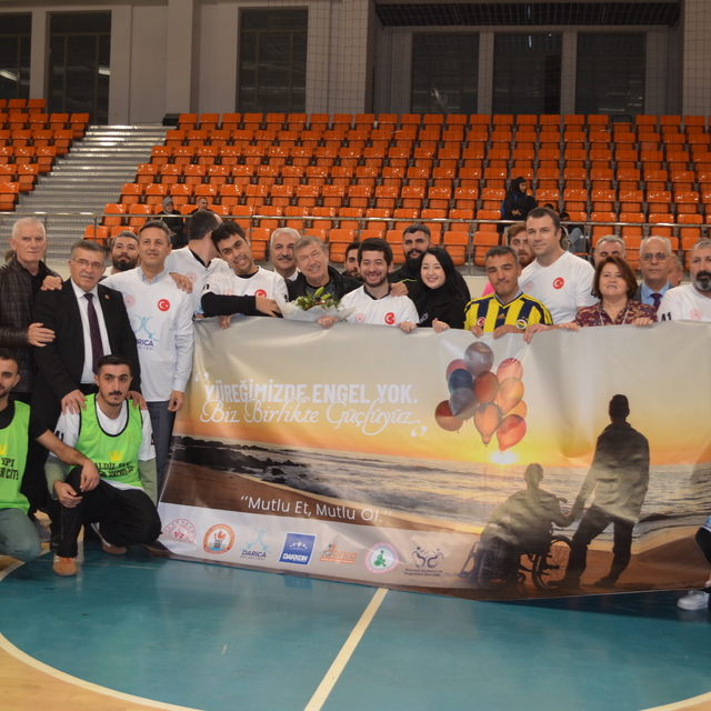 Kocaeli'de protokol üyeleri ile engelli bireyler futsal maçı yaptı