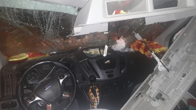 Çatıdan düşen kar, kamyonete hasar verdi