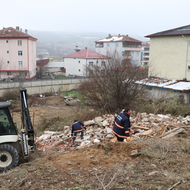 Havza Belediyesi ekipleri, güvenli olmadığı belirlenen metruk yapıyı yıktı