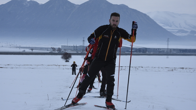 Bitlis'te kar yağdı, kayakçılar çalışmalarına başladı