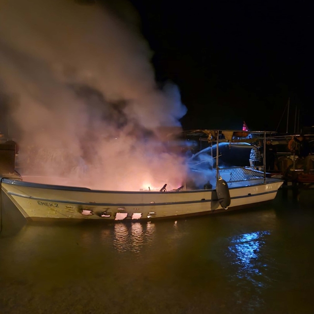 Muğla'da balıkçı teknesi alev alev yandı