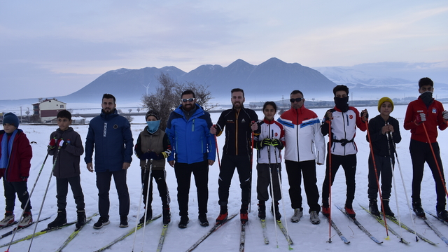 Bitlisli kayakçılar, soğuk havada yarışlara hazırlanıyor