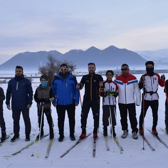 Bitlisli kayakçılar, soğuk havada yarışlara hazırlanıyor