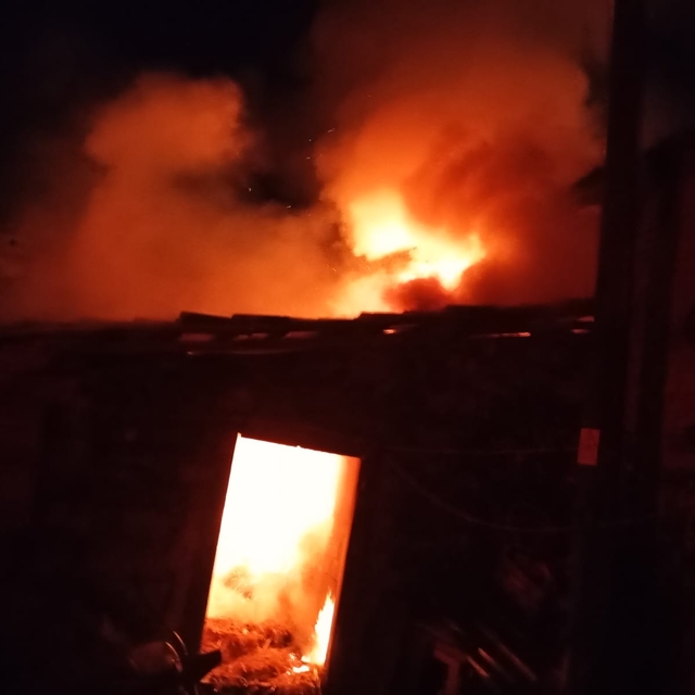 Savaştepe'de ev ile bitişiğindeki ahır yandı