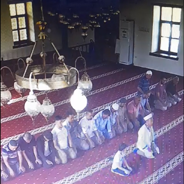 Down sendromlu Emirhan, namaz kıldıran imamın yanına oturup ona eşlik etti