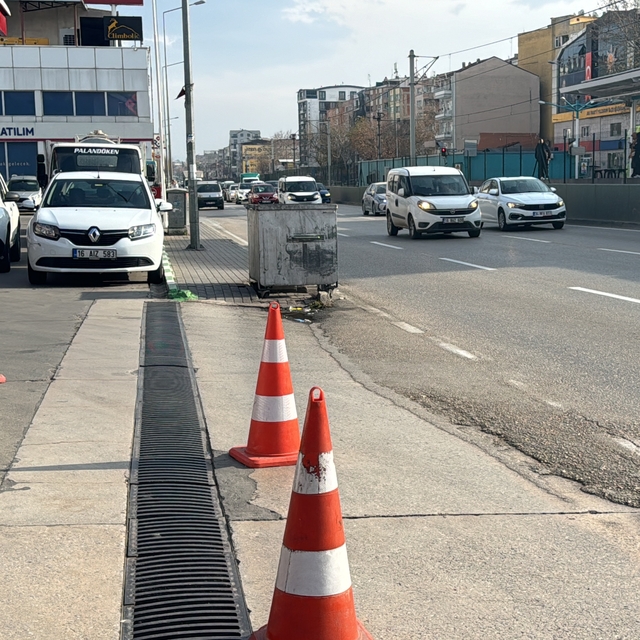 Bursa'da aracın çarpmasıyla yerinden fırlayan demir duba, polis memurunu ya...