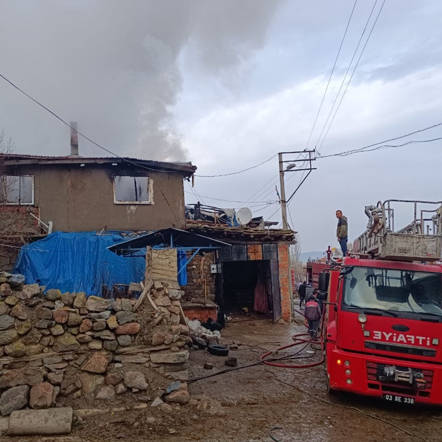 Afyonkarahisar'da iki katlı ahşap evde çıkan yangın söndürüldü
