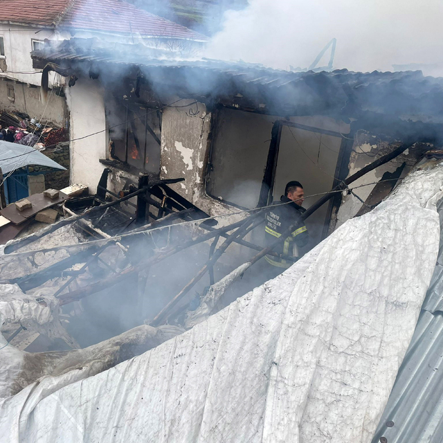 Çocuklarının odasının kapısını tekmeyle açıp, alevlerden kurtardı