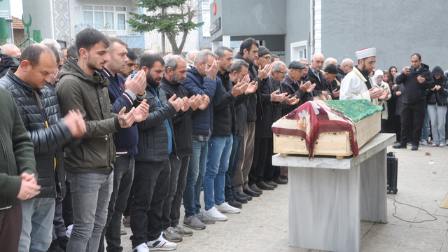 Kırklareli'nde eski eşi tarafından bıçakla öldüren kadının cenazesi toprağa verildi