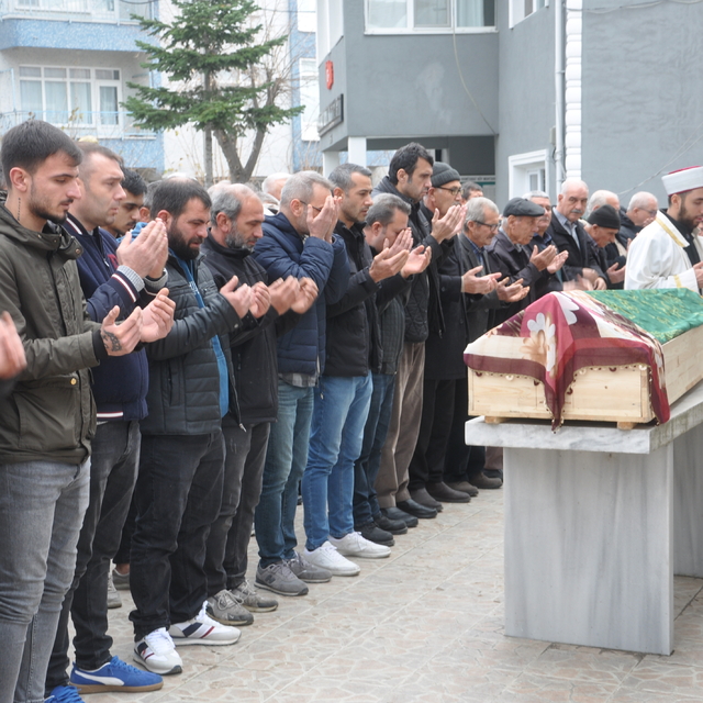 Kırklareli'nde eski eşi tarafından bıçakla öldüren kadının cenazesi toprağa...